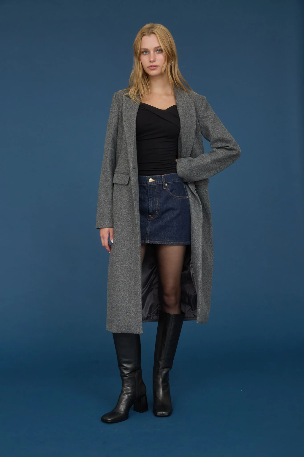 Abrigo largo con corte clásico y forro interior suave