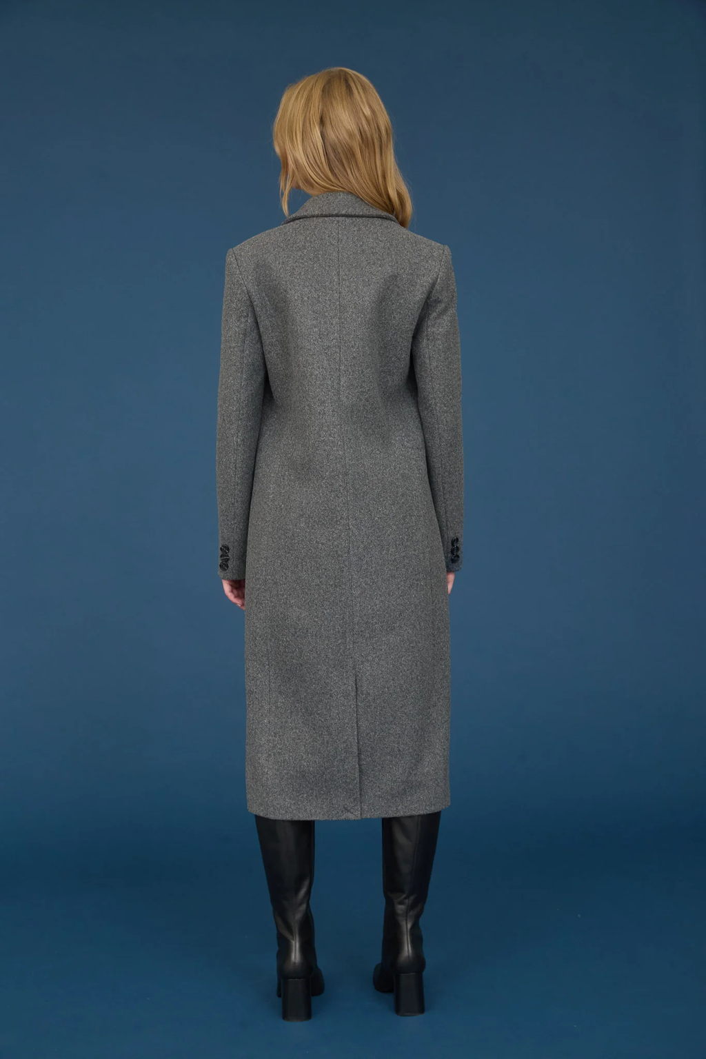 Abrigo largo con corte clásico y forro interior suave