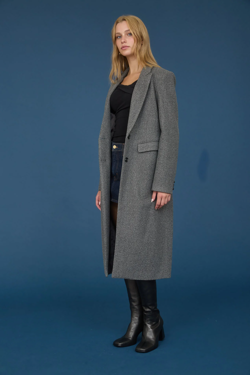 Abrigo largo con corte clásico y forro interior suave