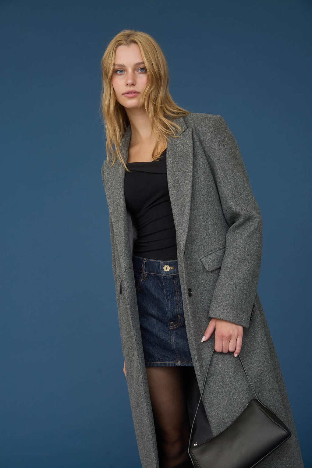 Abrigo largo con corte clásico y forro interior suave