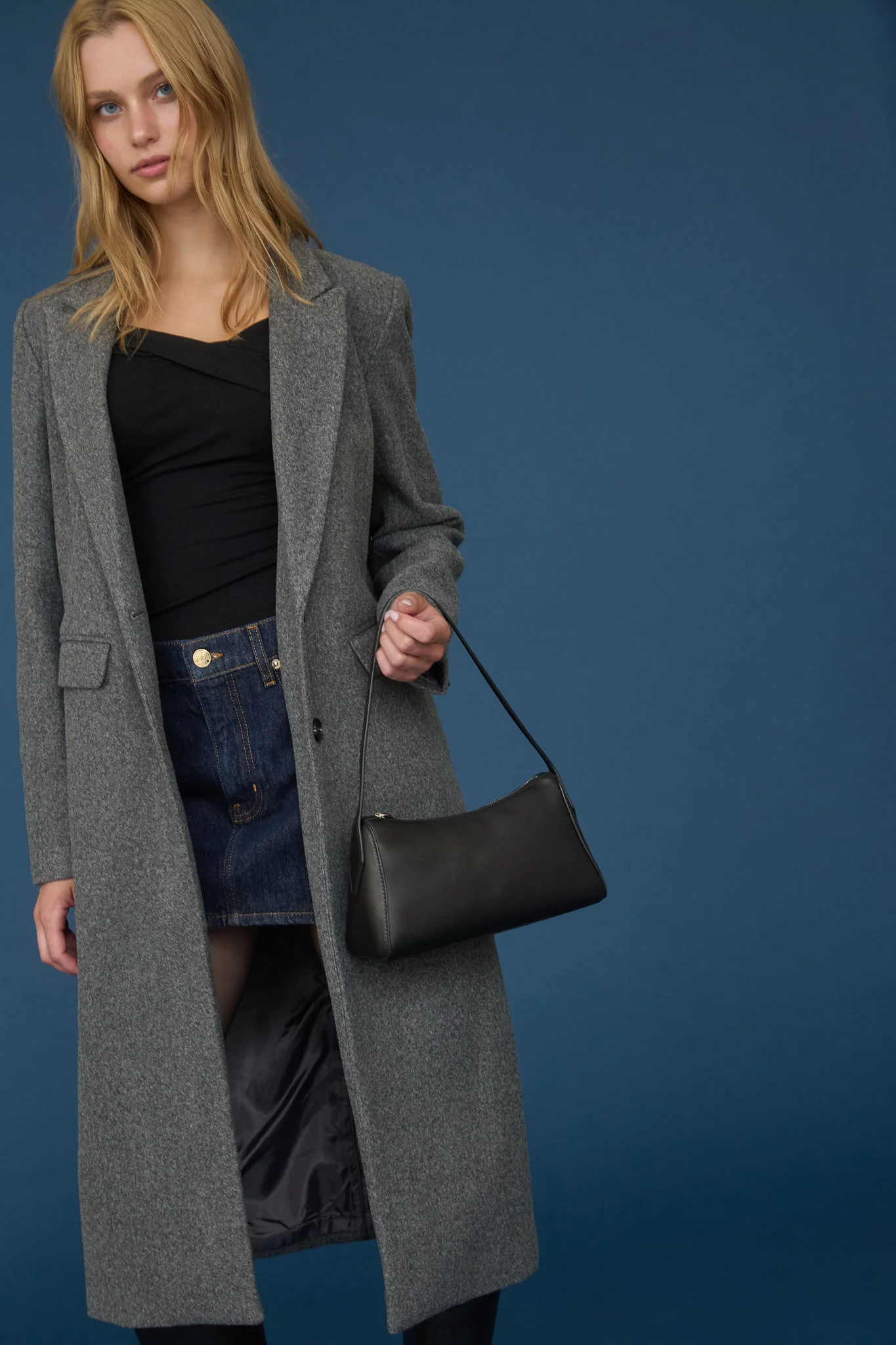 Abrigo largo con corte clásico y forro interior suave