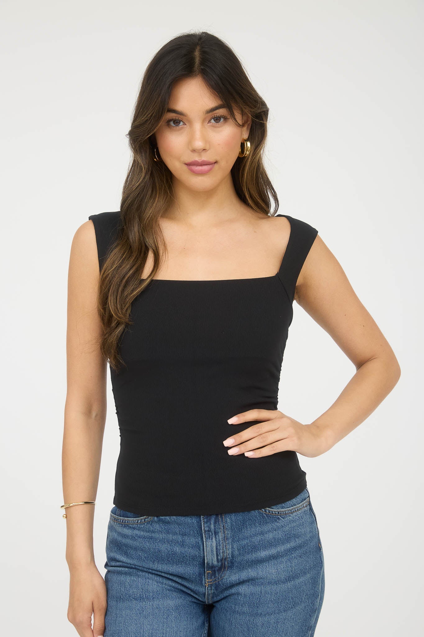 Blusa con escote cuadrado y frunce lateral | Diseño versátil y cómodo