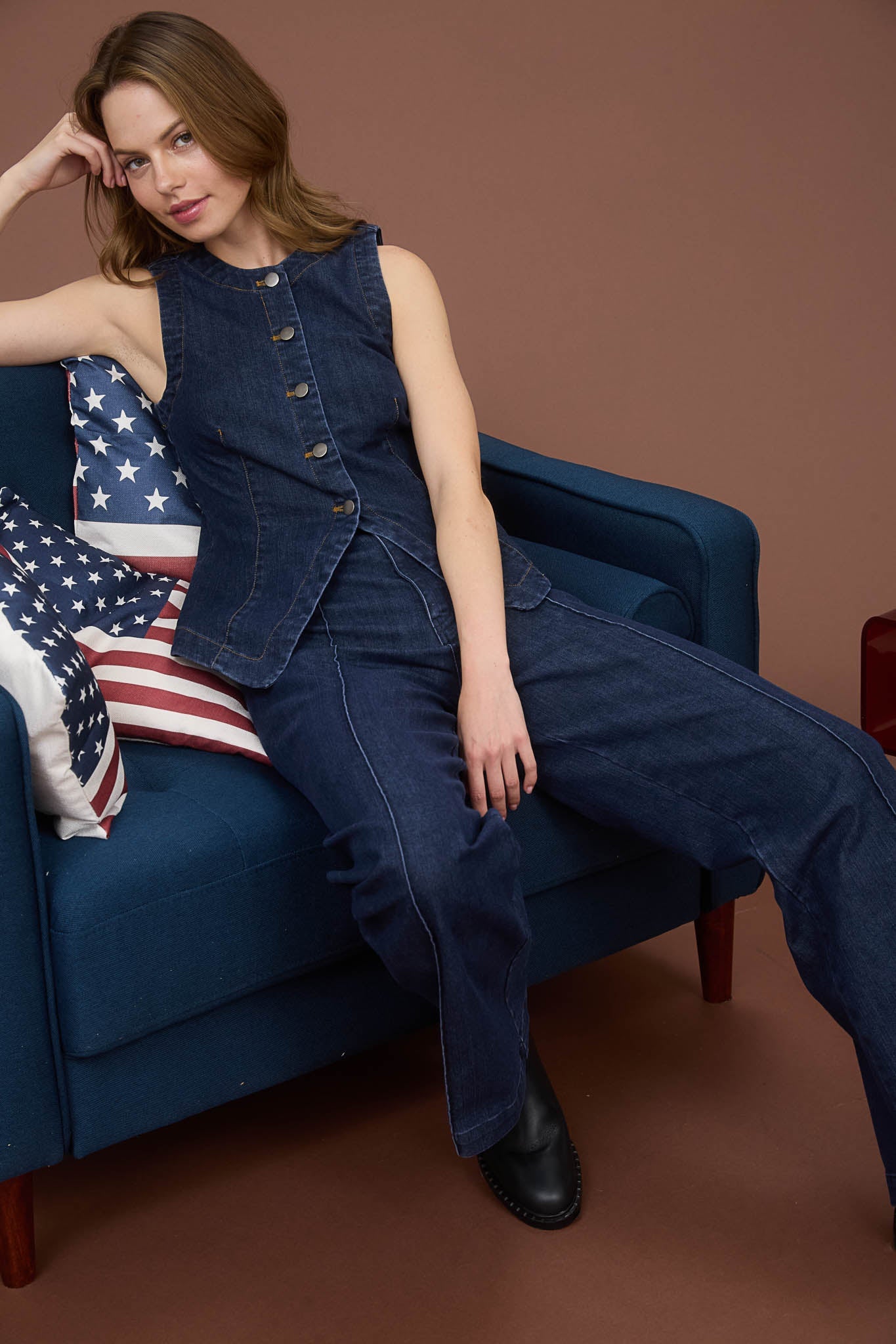 Pantalón denim wide leg con costuras visibles y estilo retro