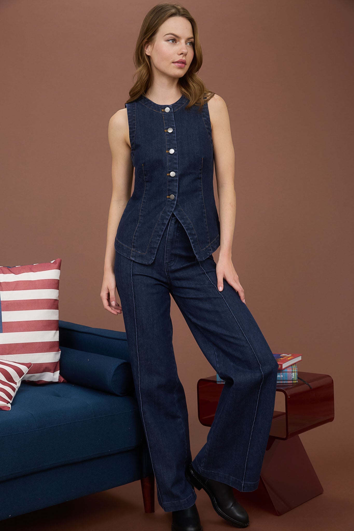 Pantalón denim wide leg con costuras visibles y estilo retro