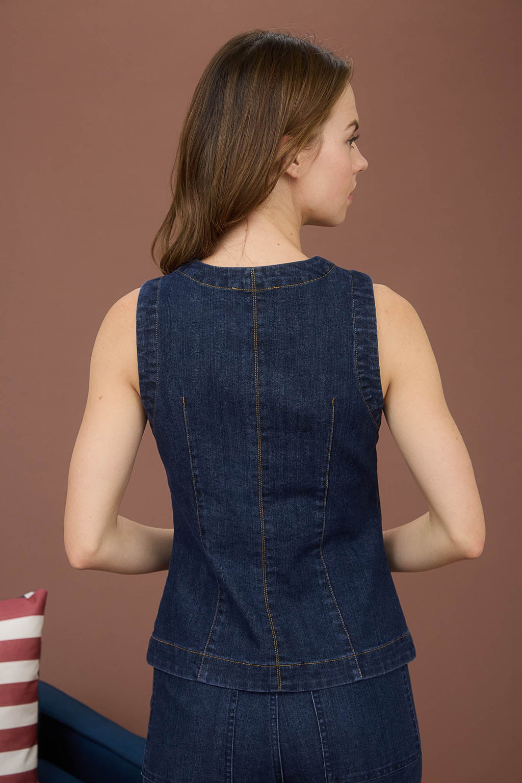 Blusa denim sin mangas con botones metálicos