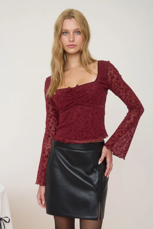Blusa manga larga con transparencias y escote cuadrado