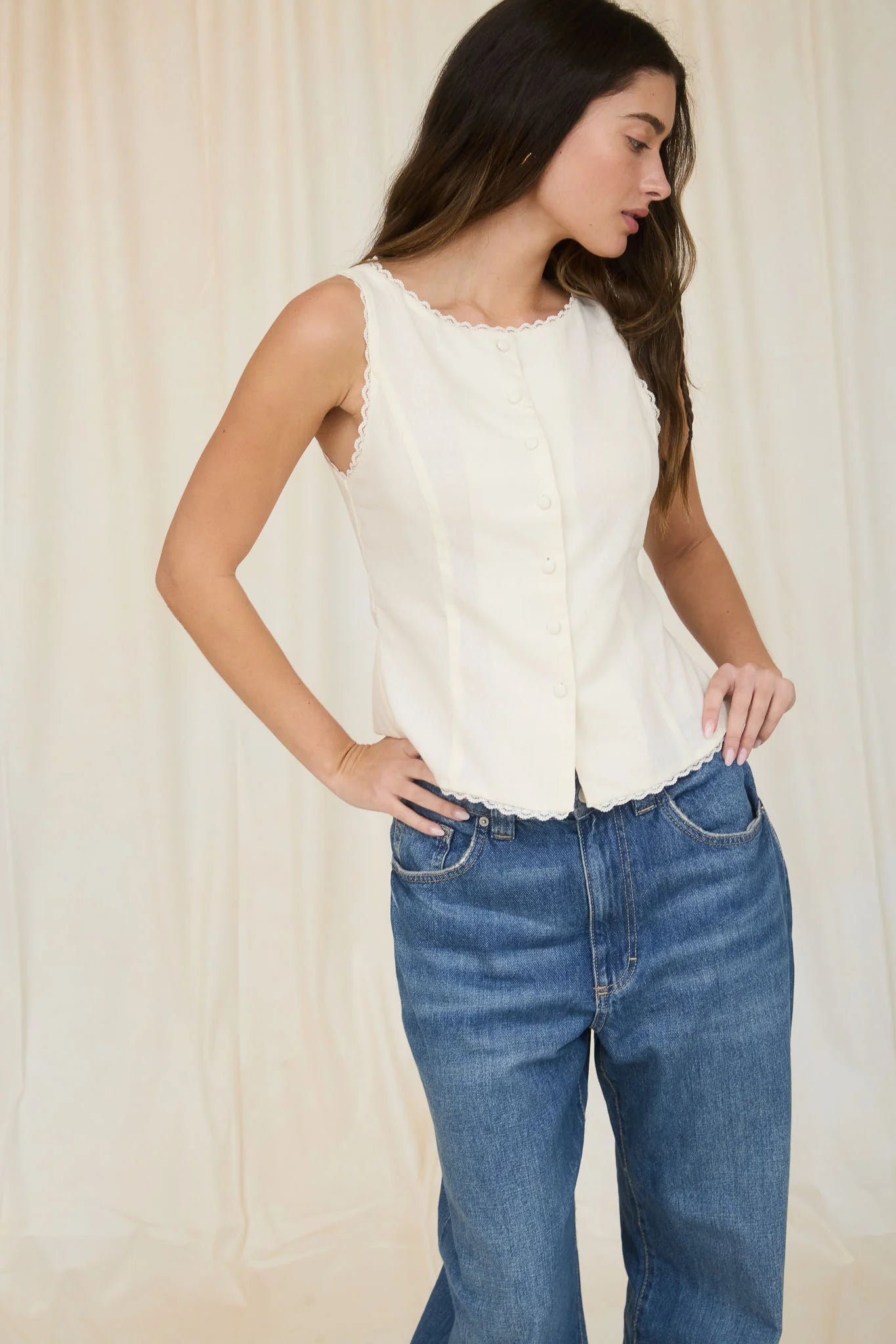 Camiseta sin Mangas con Botones y Ribete de Encaje