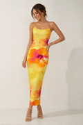 Vestido largo ajustado con tirantes y diseño estampado