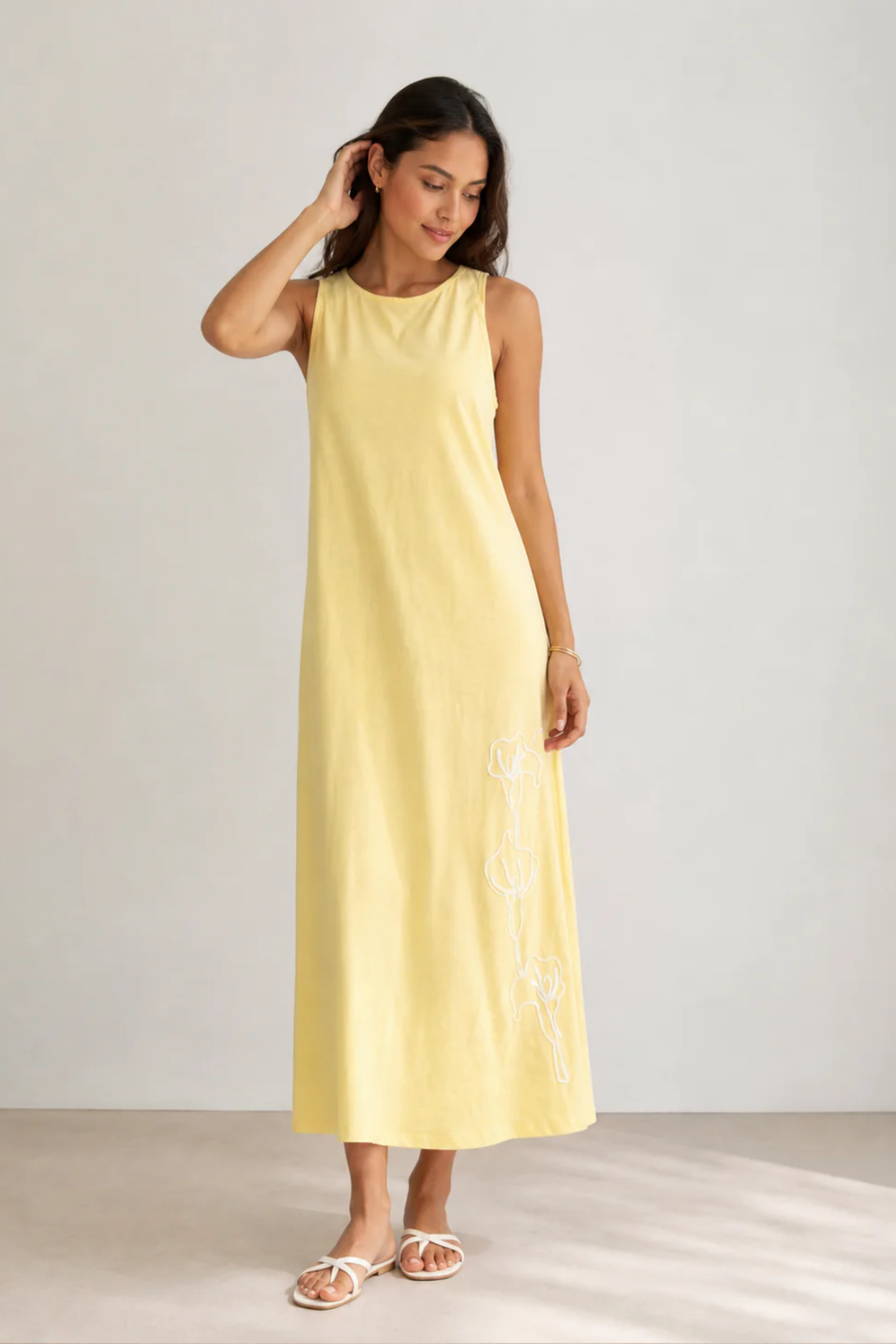 Vestido midi fluido con diseño bordado