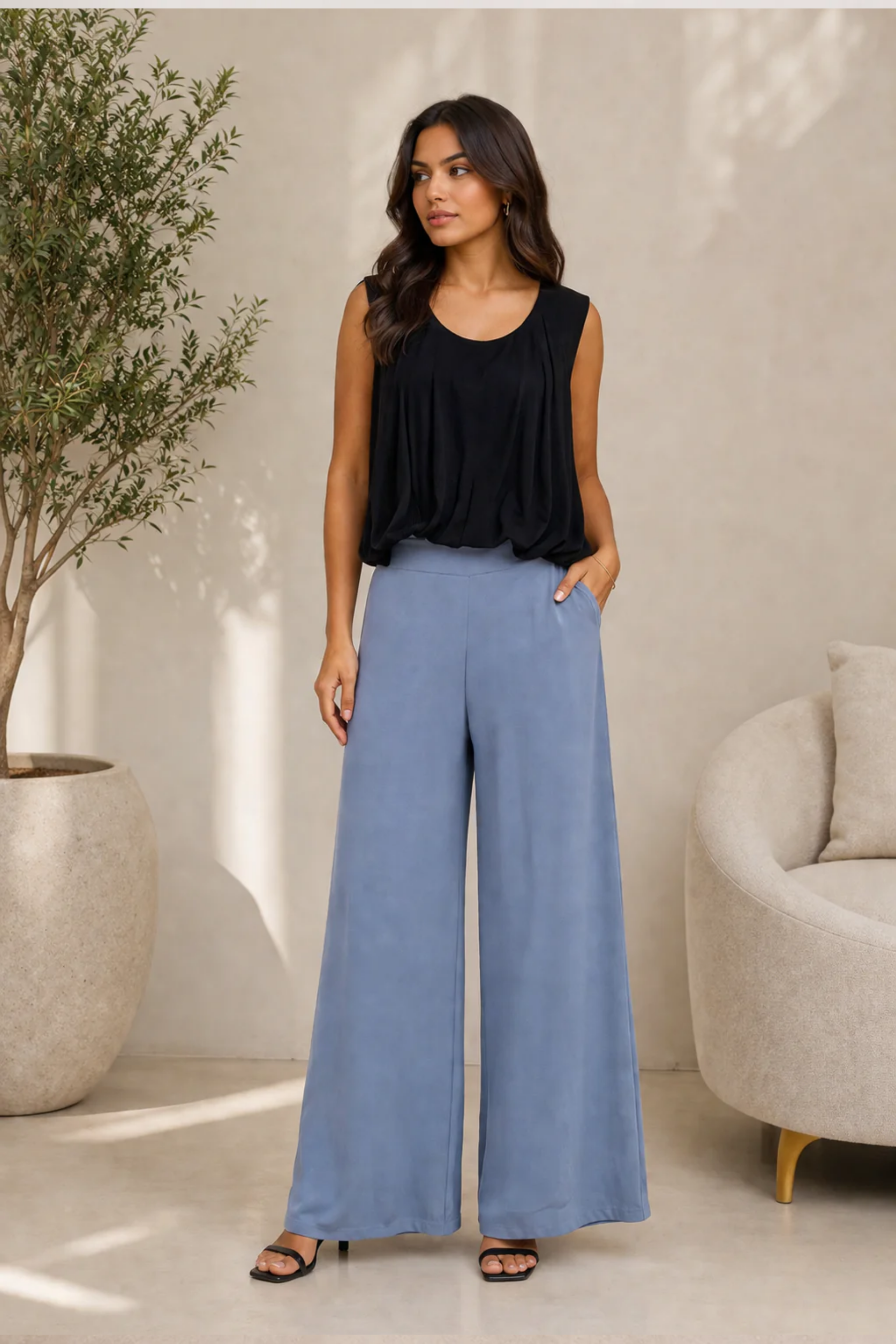 Blusa fluida con ajuste en cintura y diseño sin mangas