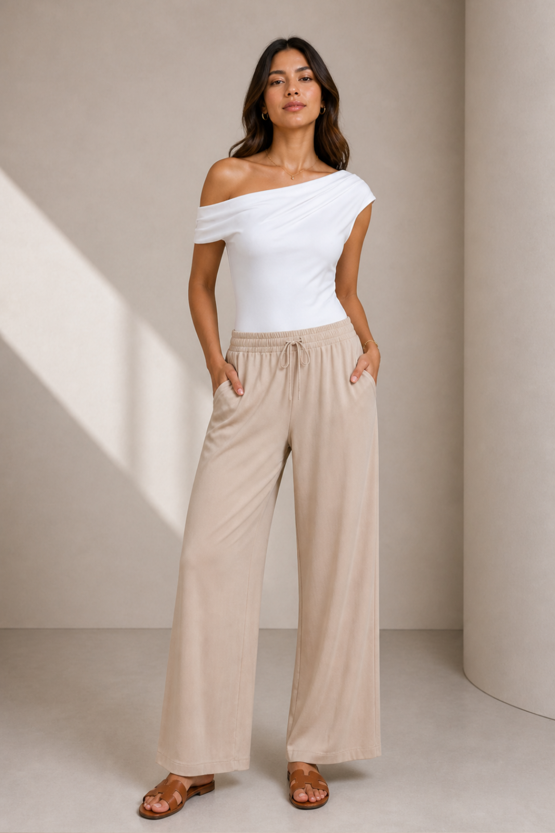Pantiblusa asimétrica de licra con hombro descubierto