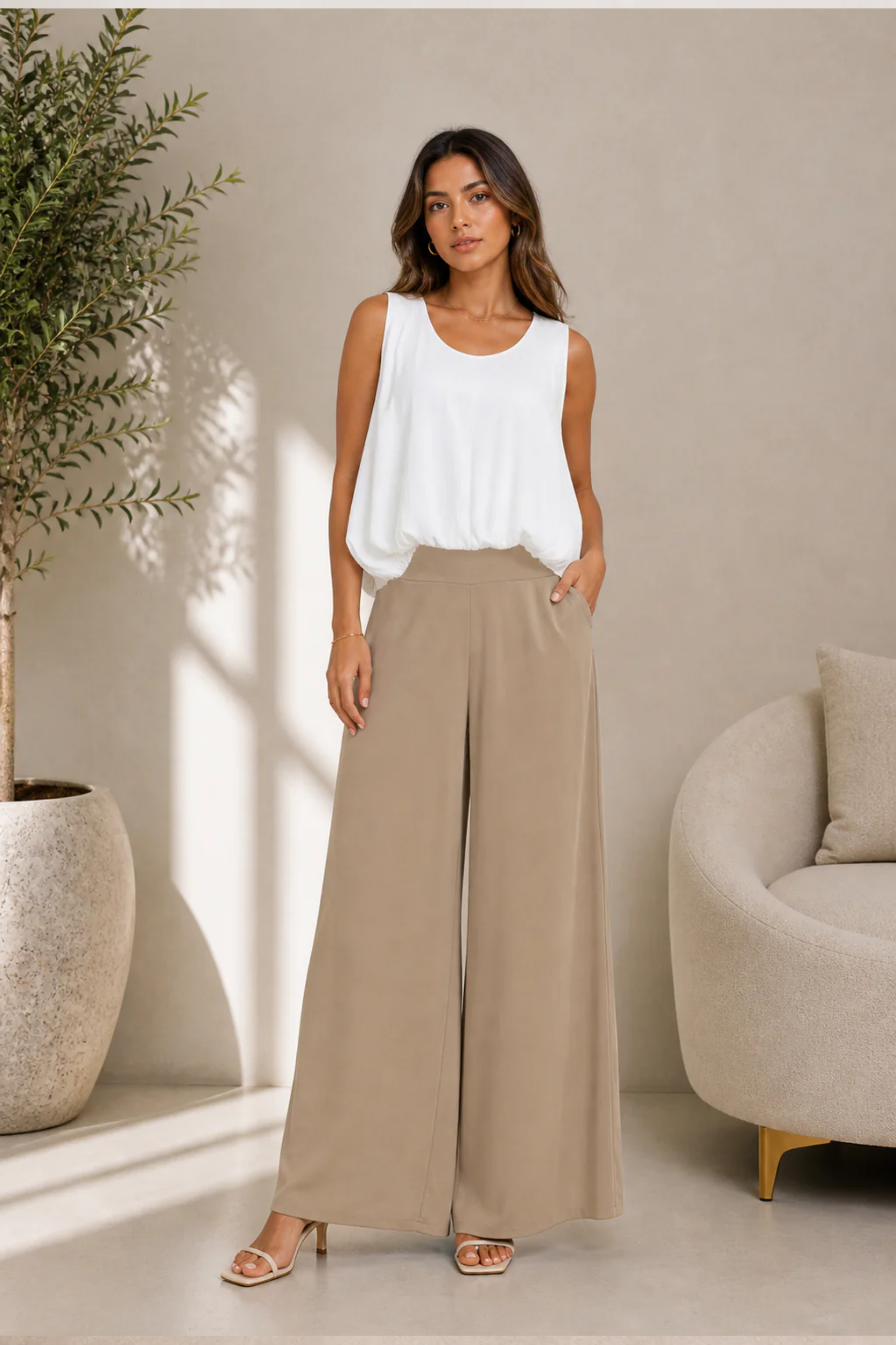 Blusa fluida con ajuste en cintura y diseño sin mangas