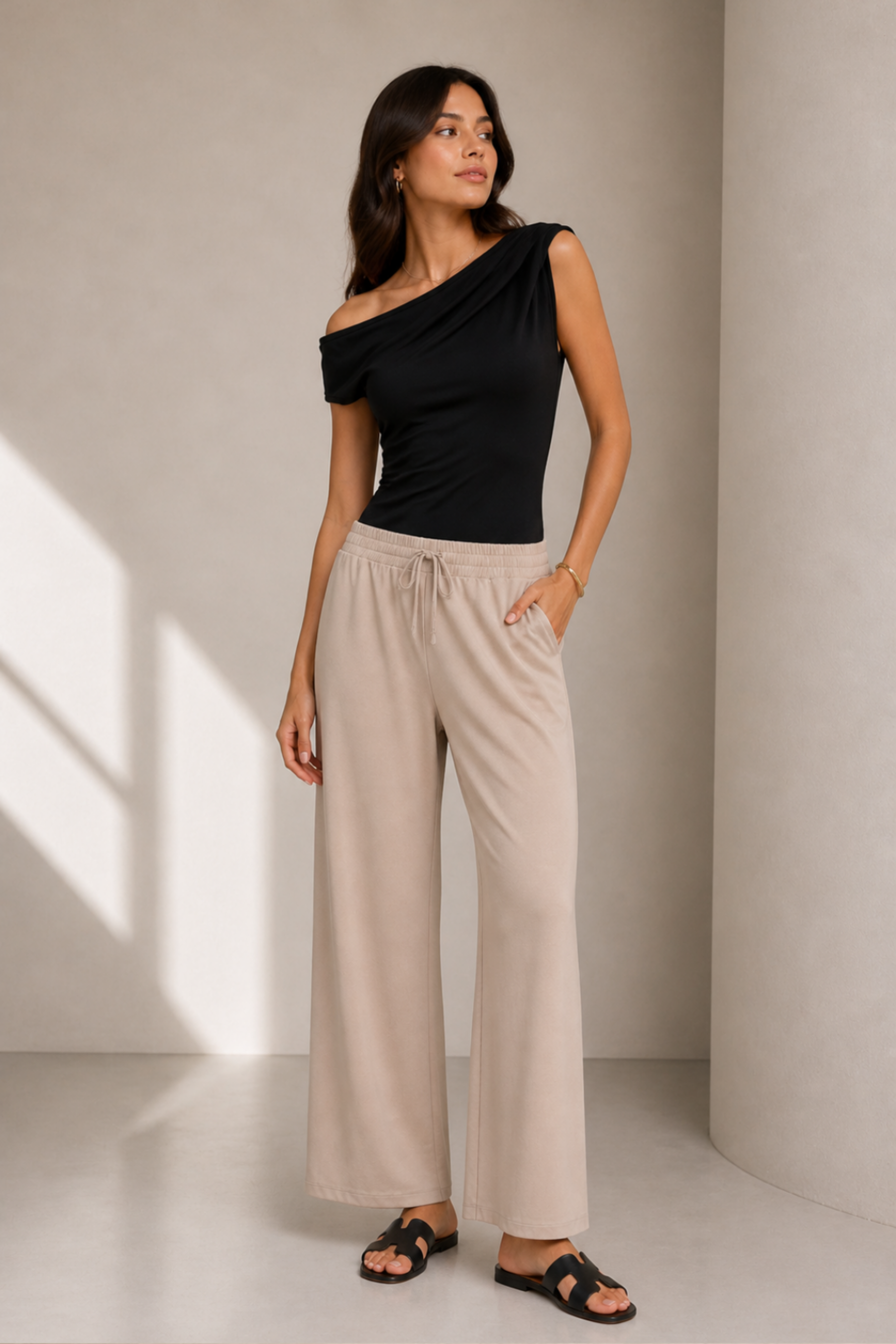 Pantiblusa asimétrica de licra con hombro descubierto