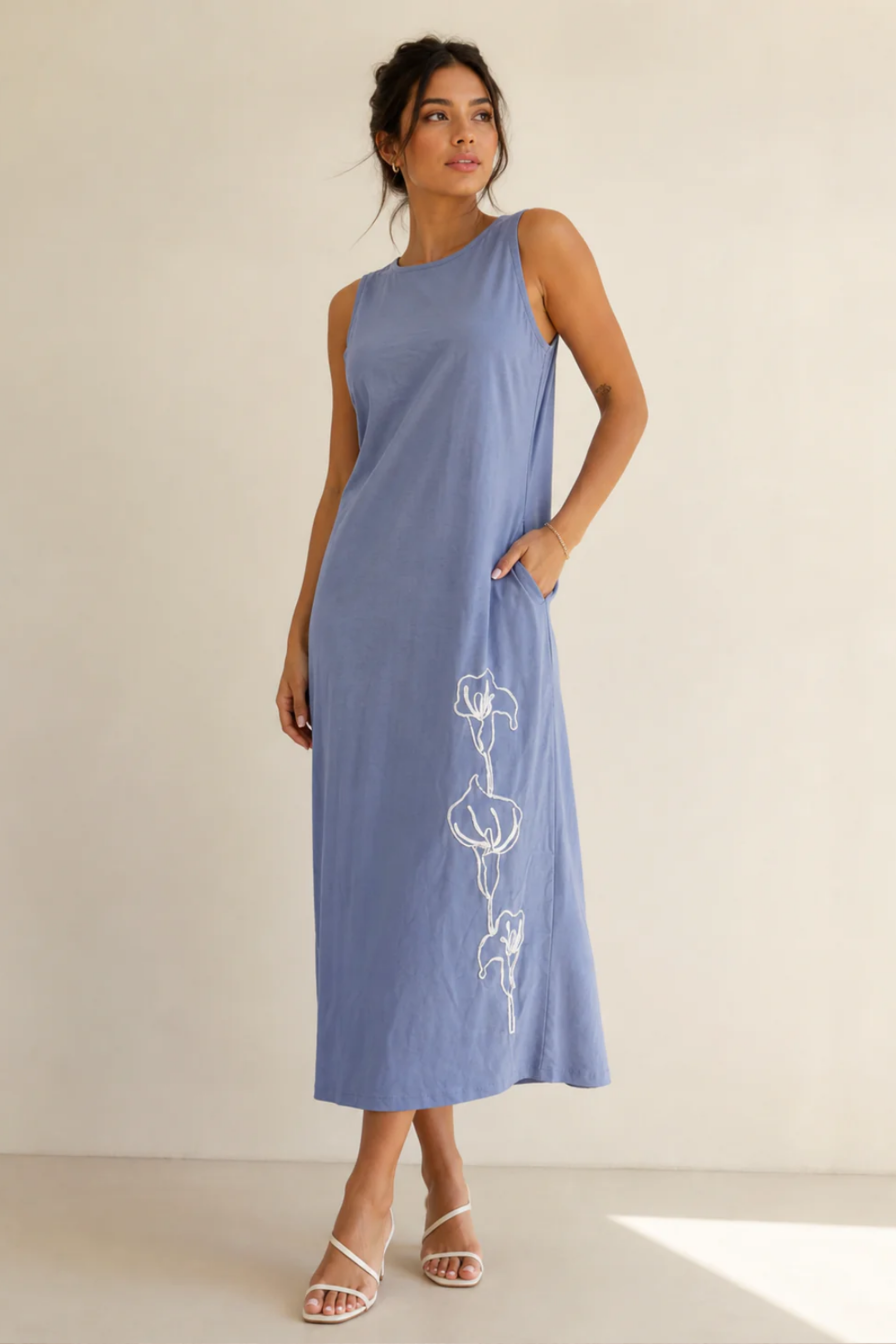 Vestido midi fluido con diseño bordado