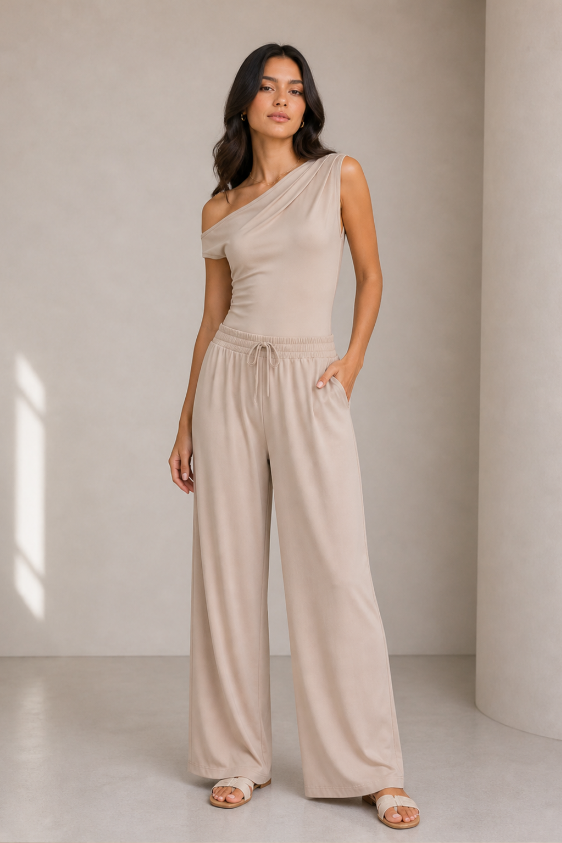Pantiblusa asimétrica de licra con hombro descubierto