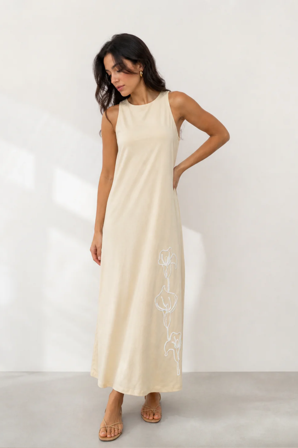 Vestido midi fluido con diseño bordado