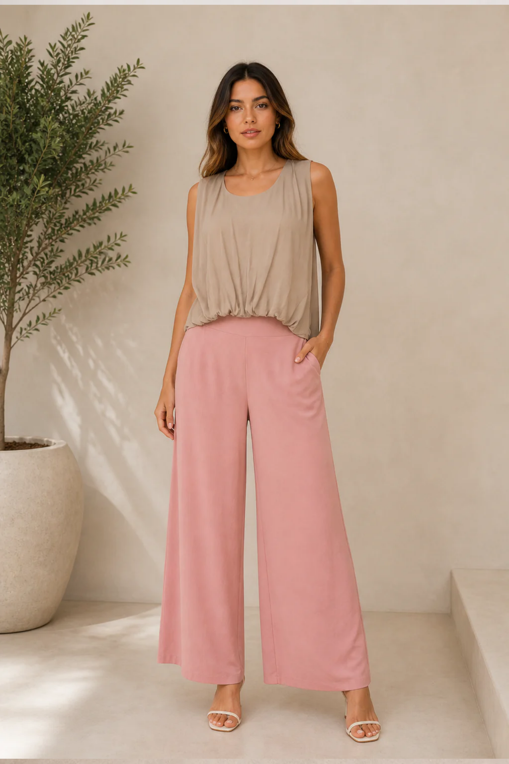 Blusa fluida con ajuste en cintura y diseño sin mangas