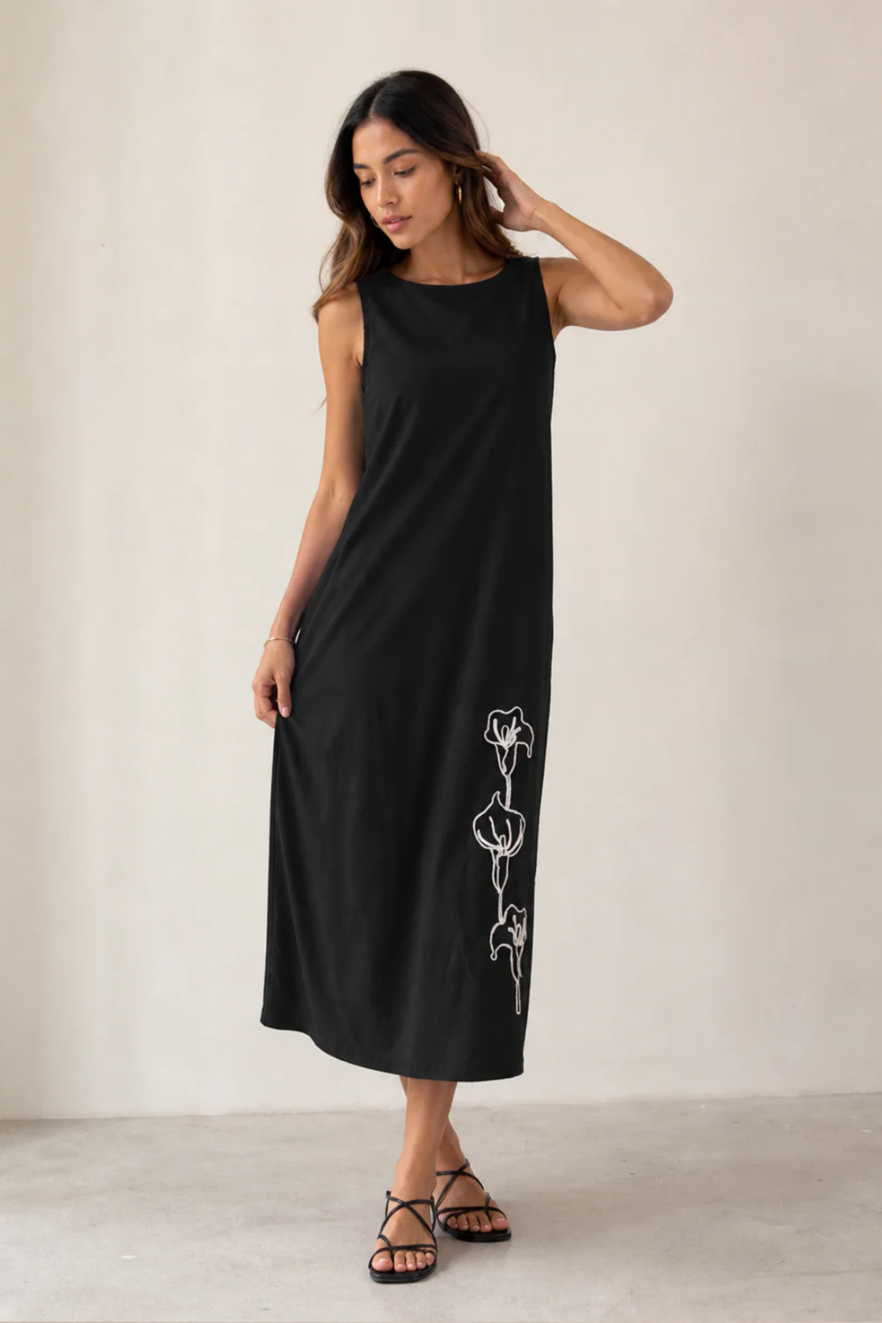 Vestido midi fluido con diseño bordado
