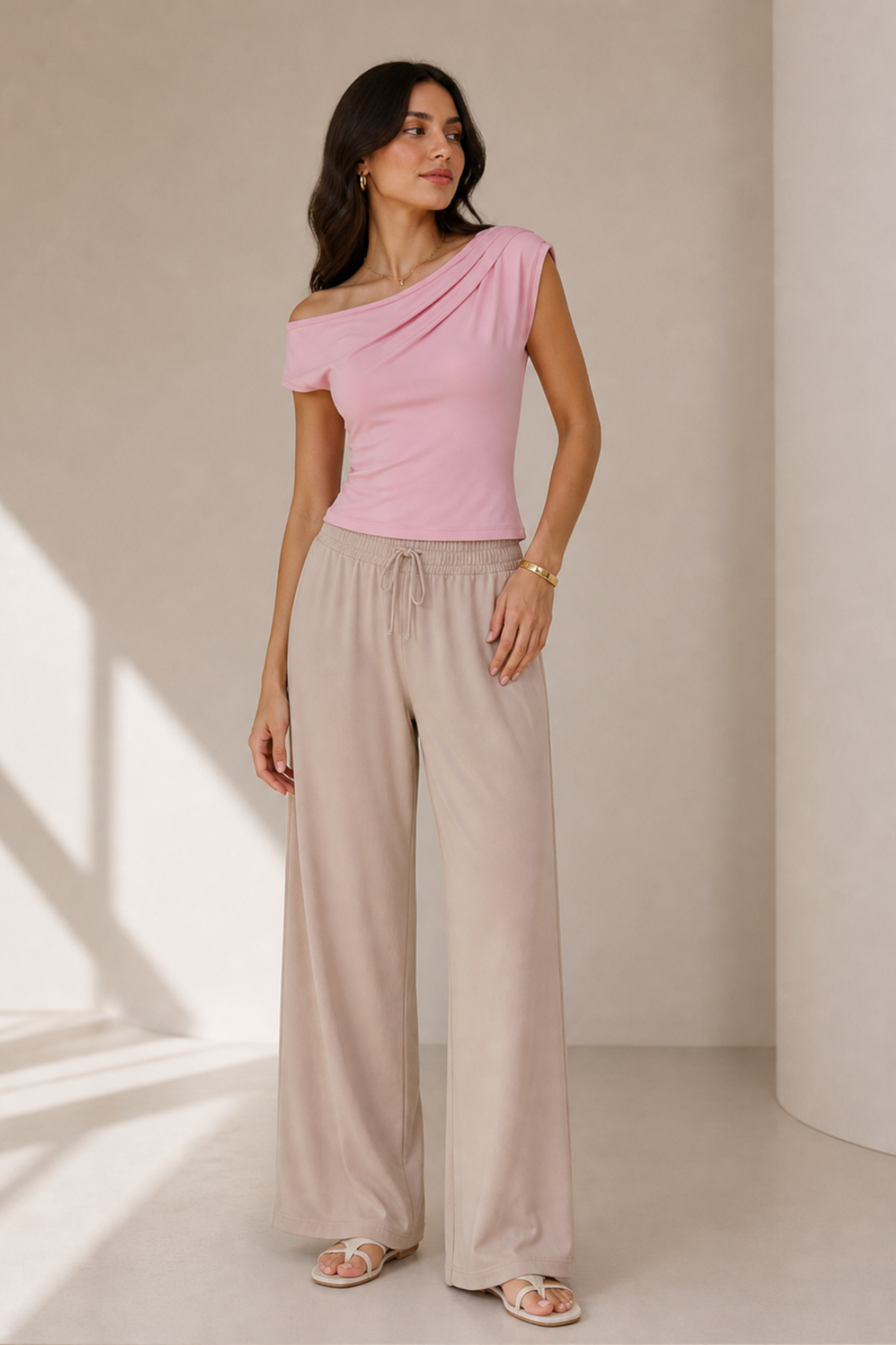 Pantiblusa asimétrica de licra con hombro descubierto