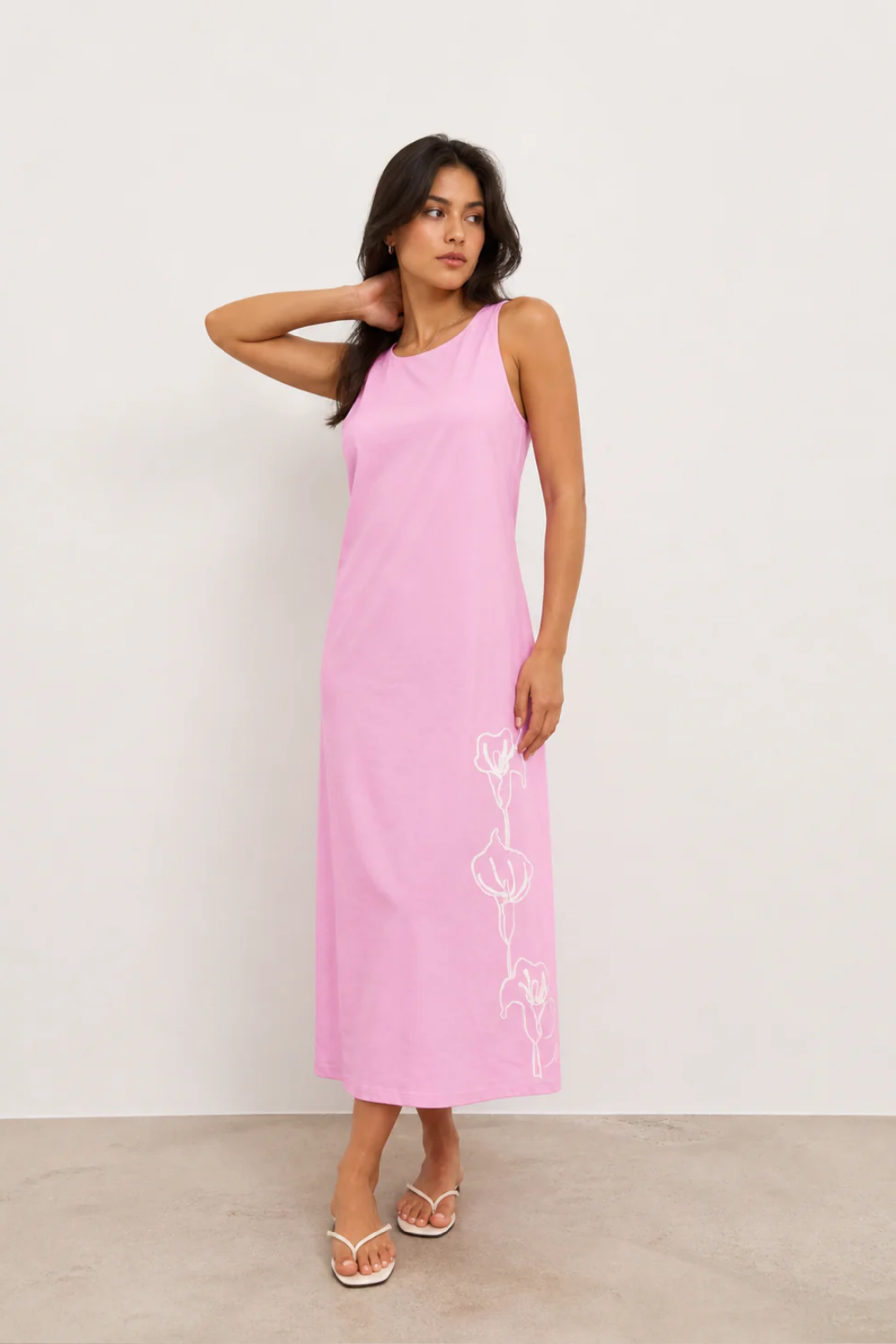 Vestido midi fluido con diseño bordado