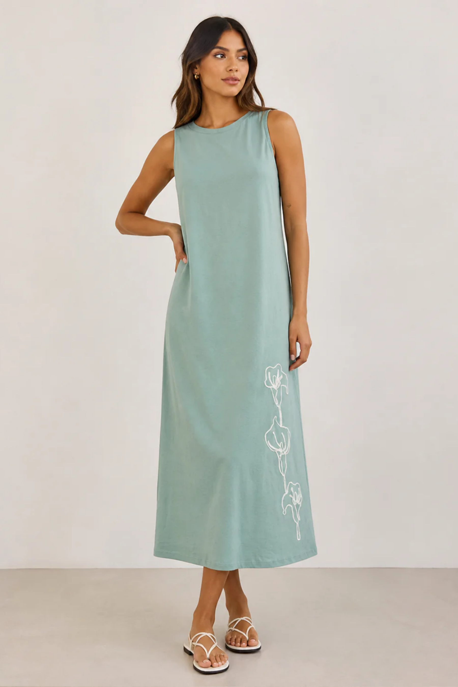 Vestido midi fluido con diseño bordado
