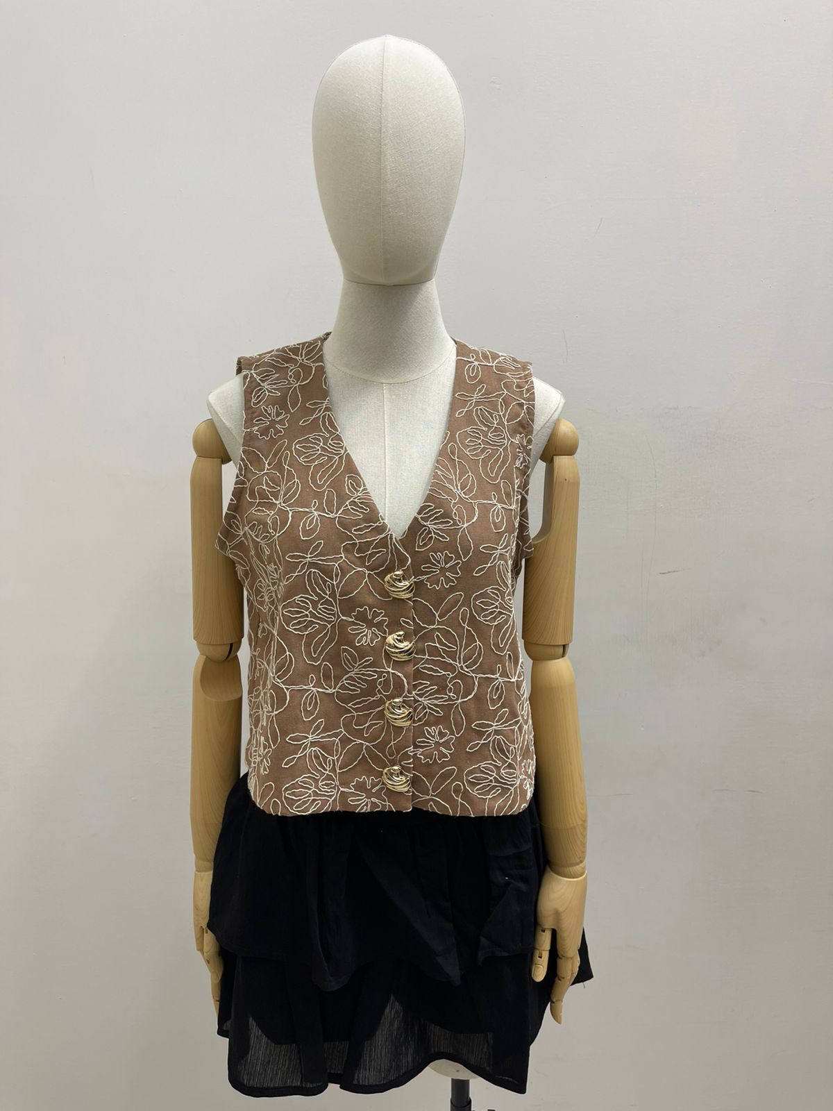 Chaleco bordado con botones