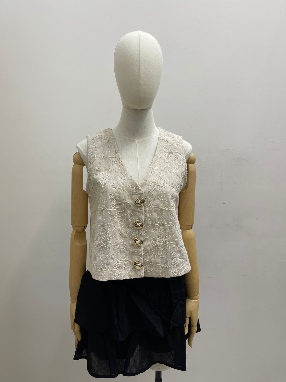 Chaleco bordado con botones