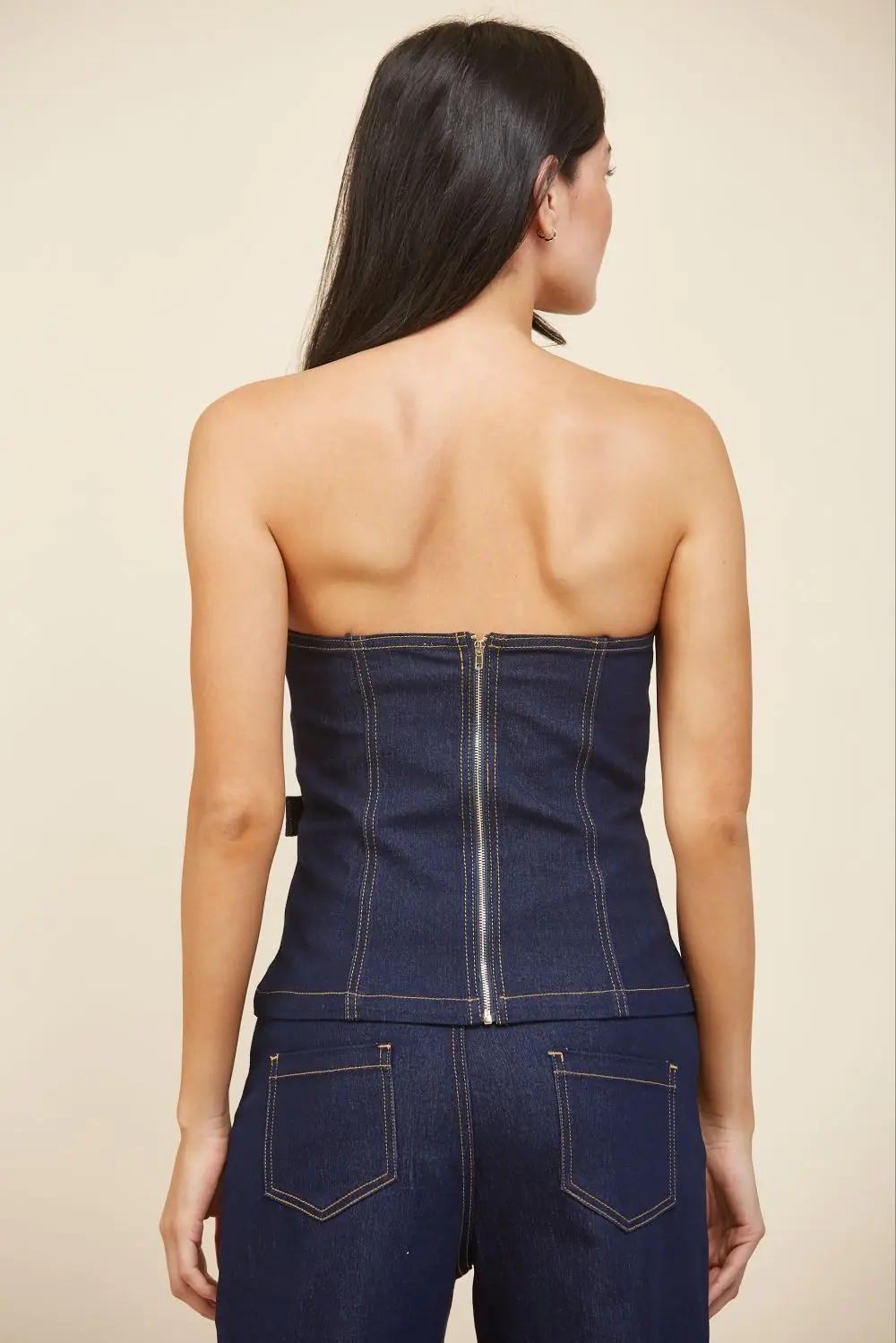 Set denim strapless con pantalón recto