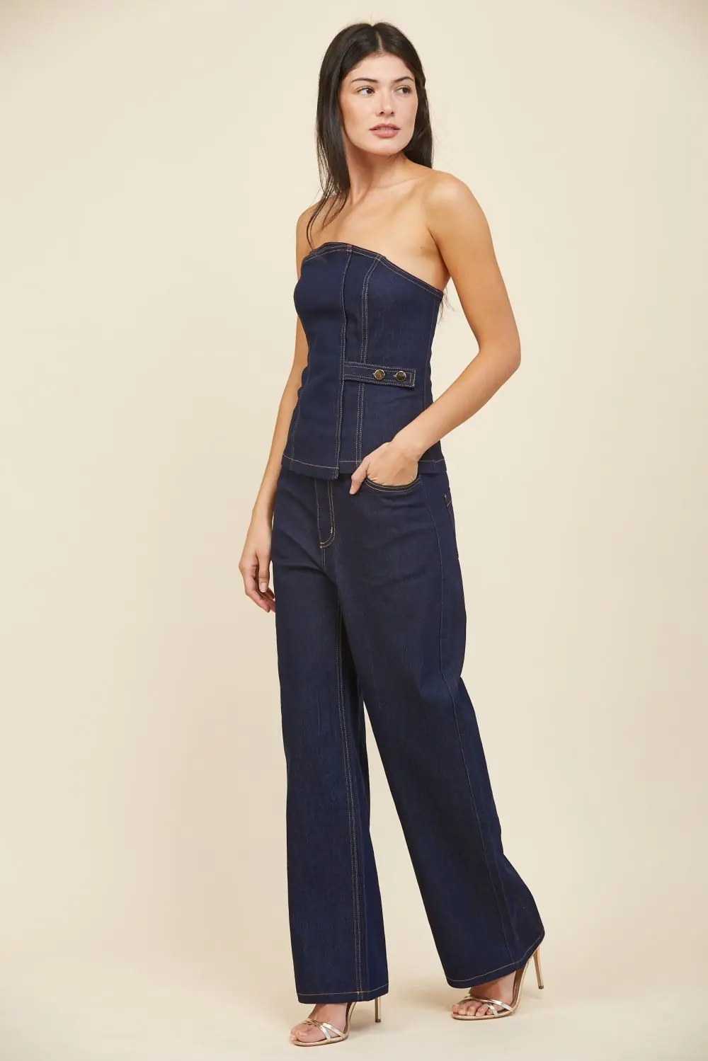 Set denim strapless con pantalón recto