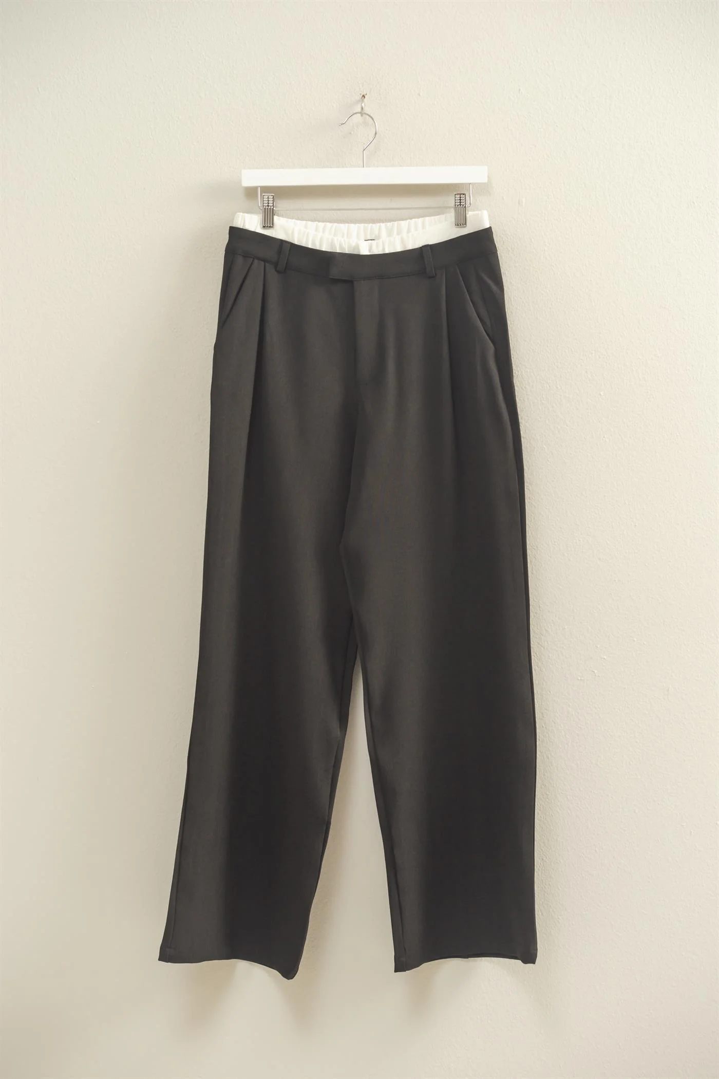 Pantalones de cintura alta con detalle de pliegues
