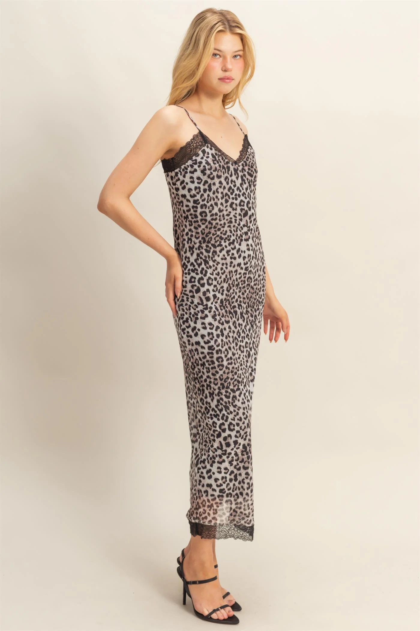 Elegante vestido lencero con estampado de leopardo y ribete de encaje