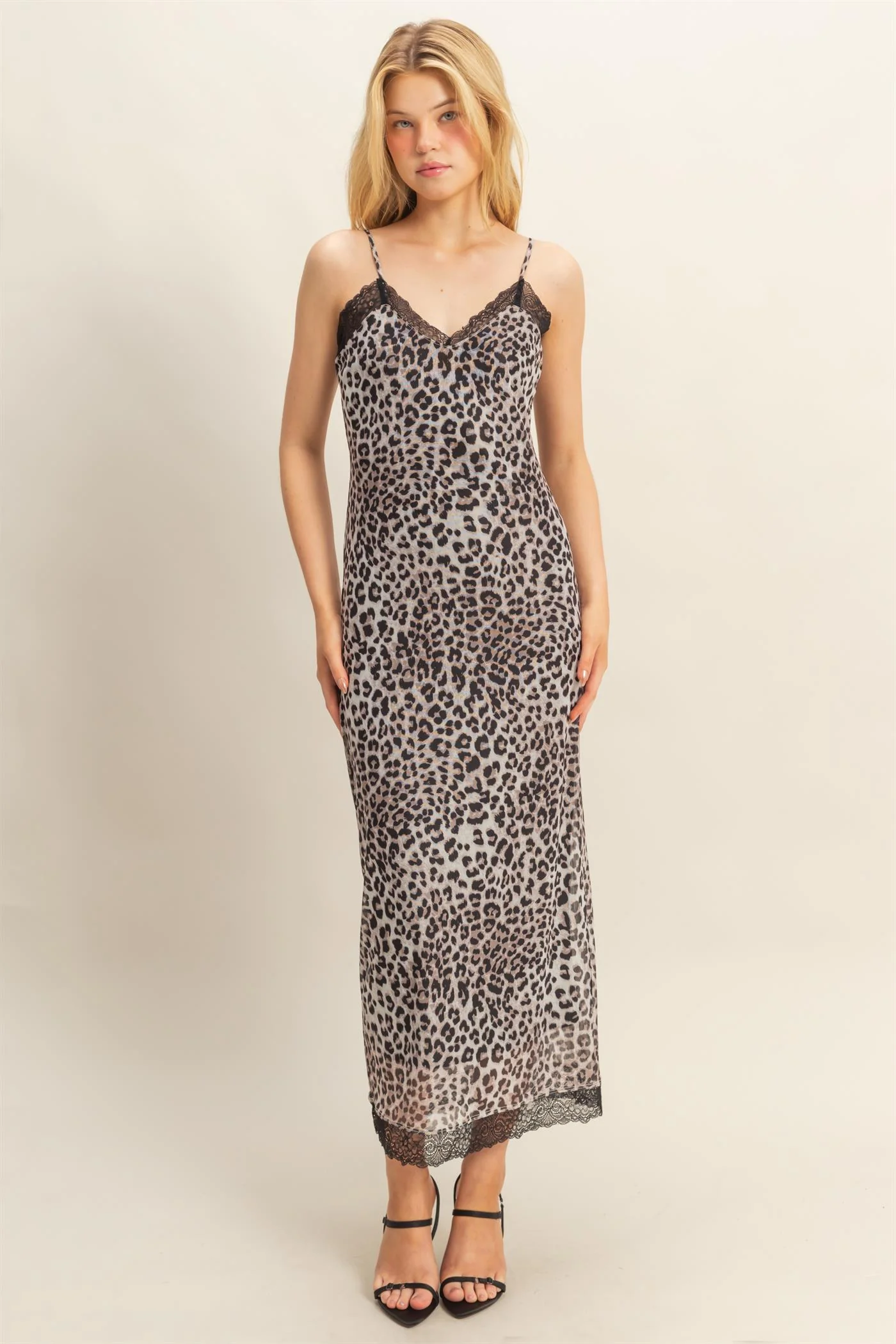 Elegante vestido lencero con estampado de leopardo y ribete de encaje