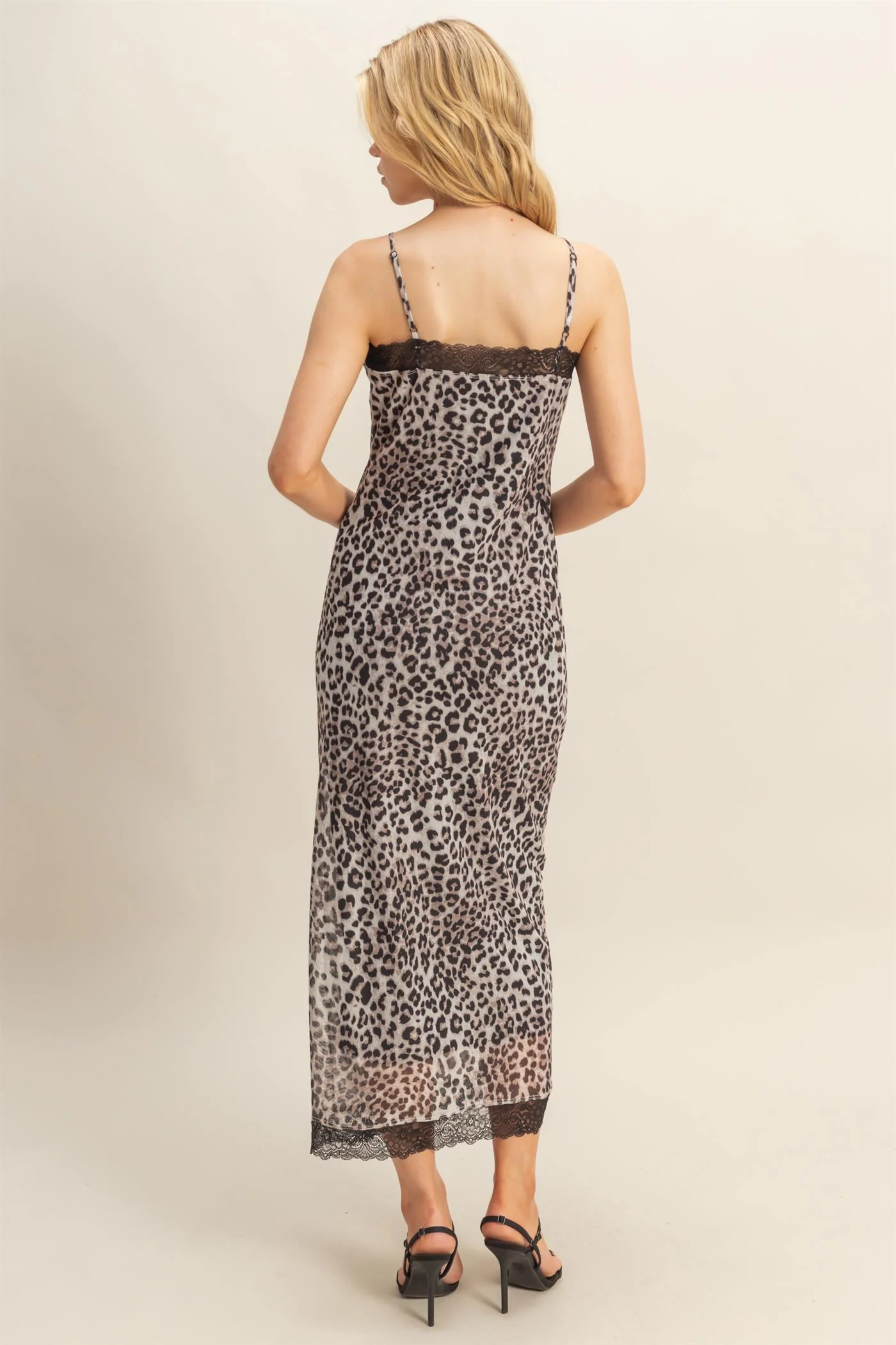 Elegante vestido lencero con estampado de leopardo y ribete de encaje