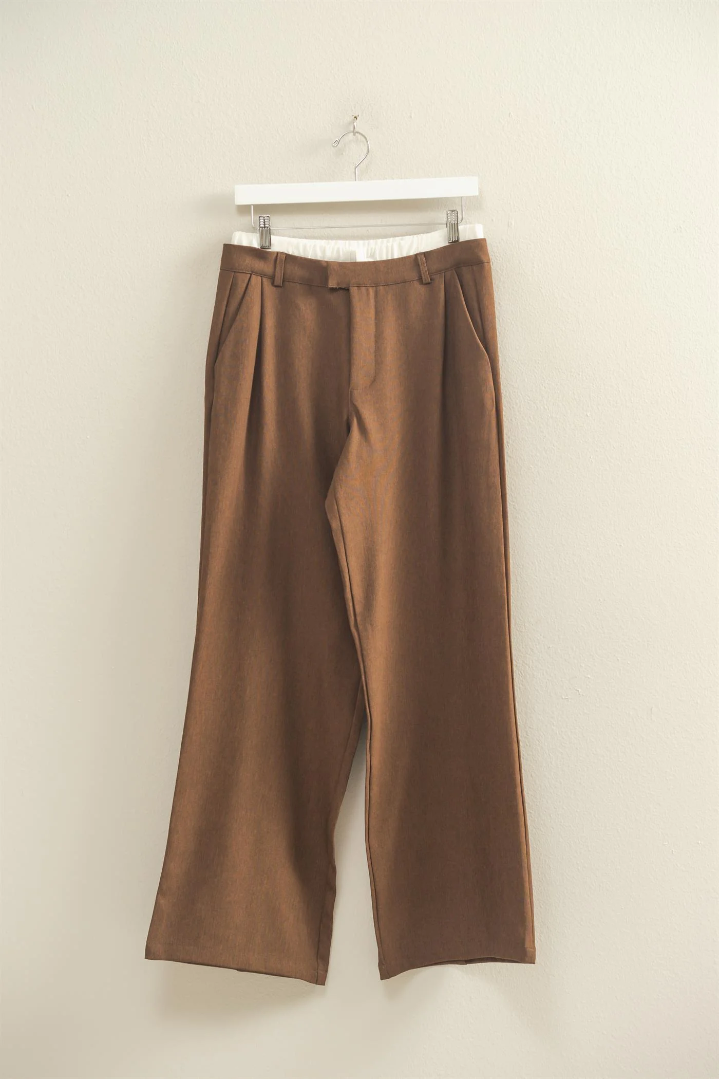 Pantalones de cintura alta con detalle de pliegues