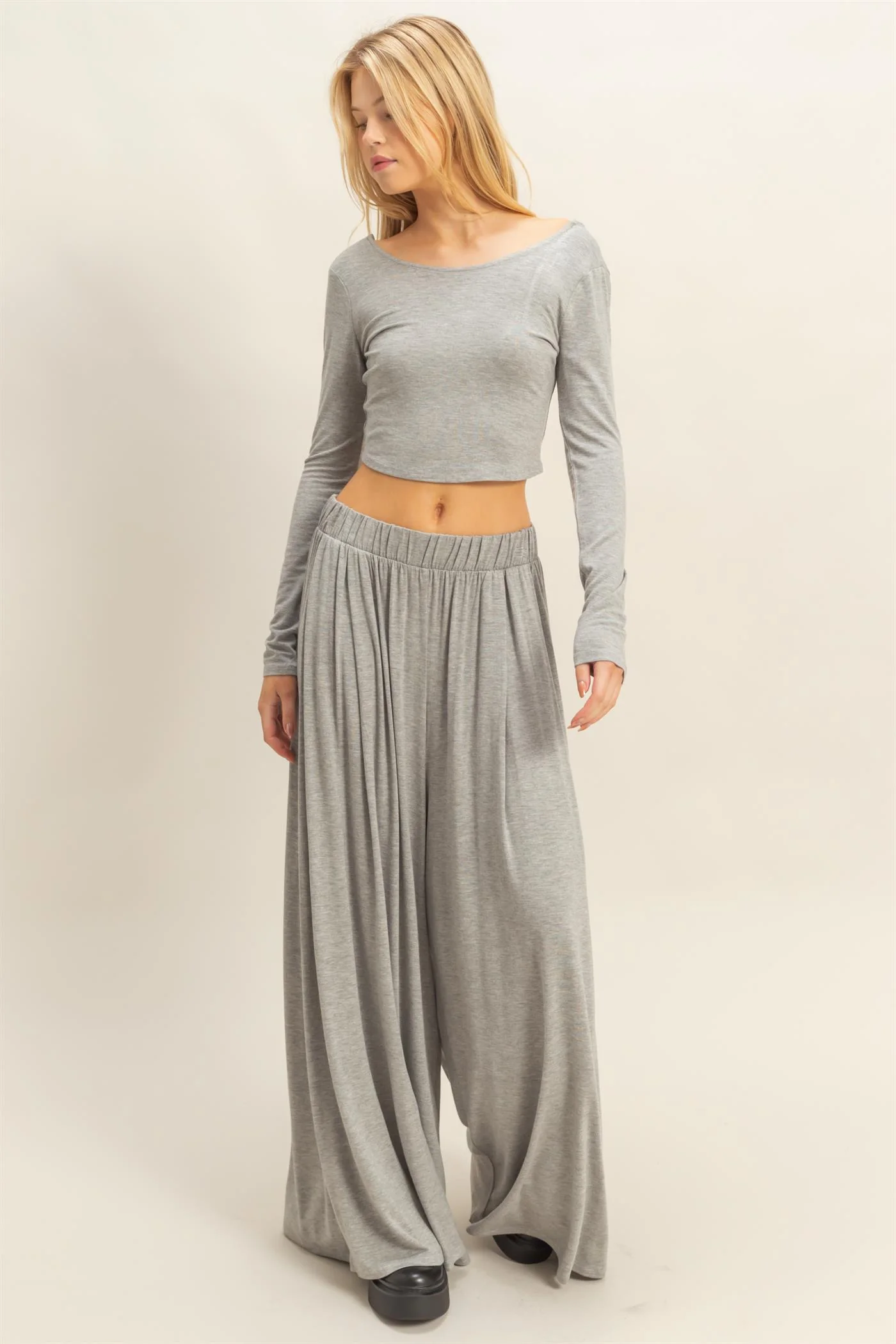 Conjunto de top corto de manga larga y pantalón largo