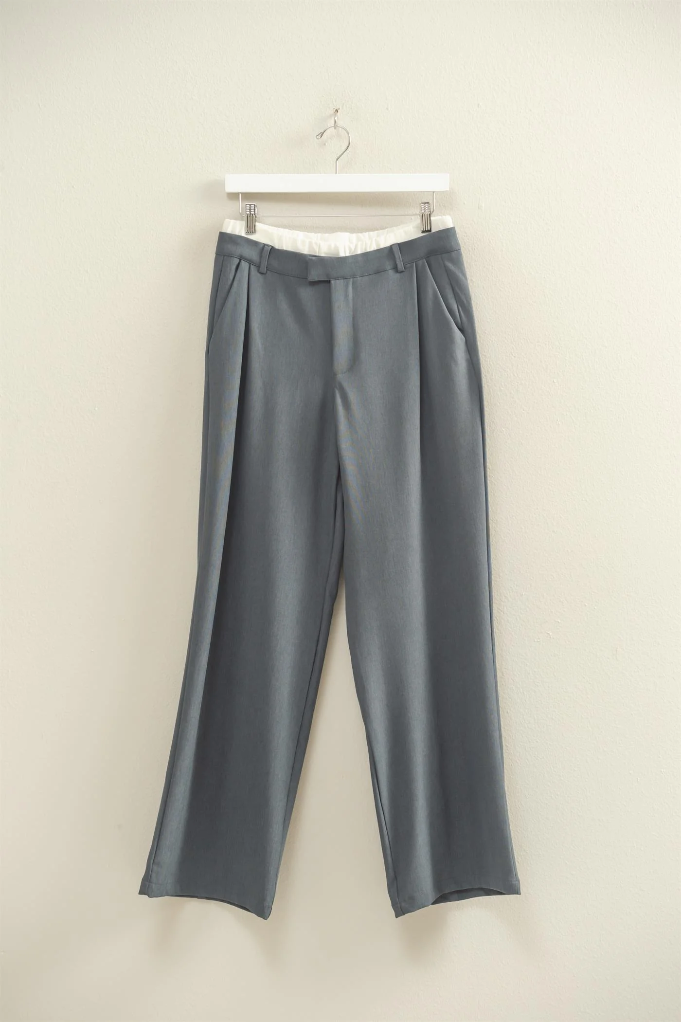 Pantalones de cintura alta con detalle de pliegues