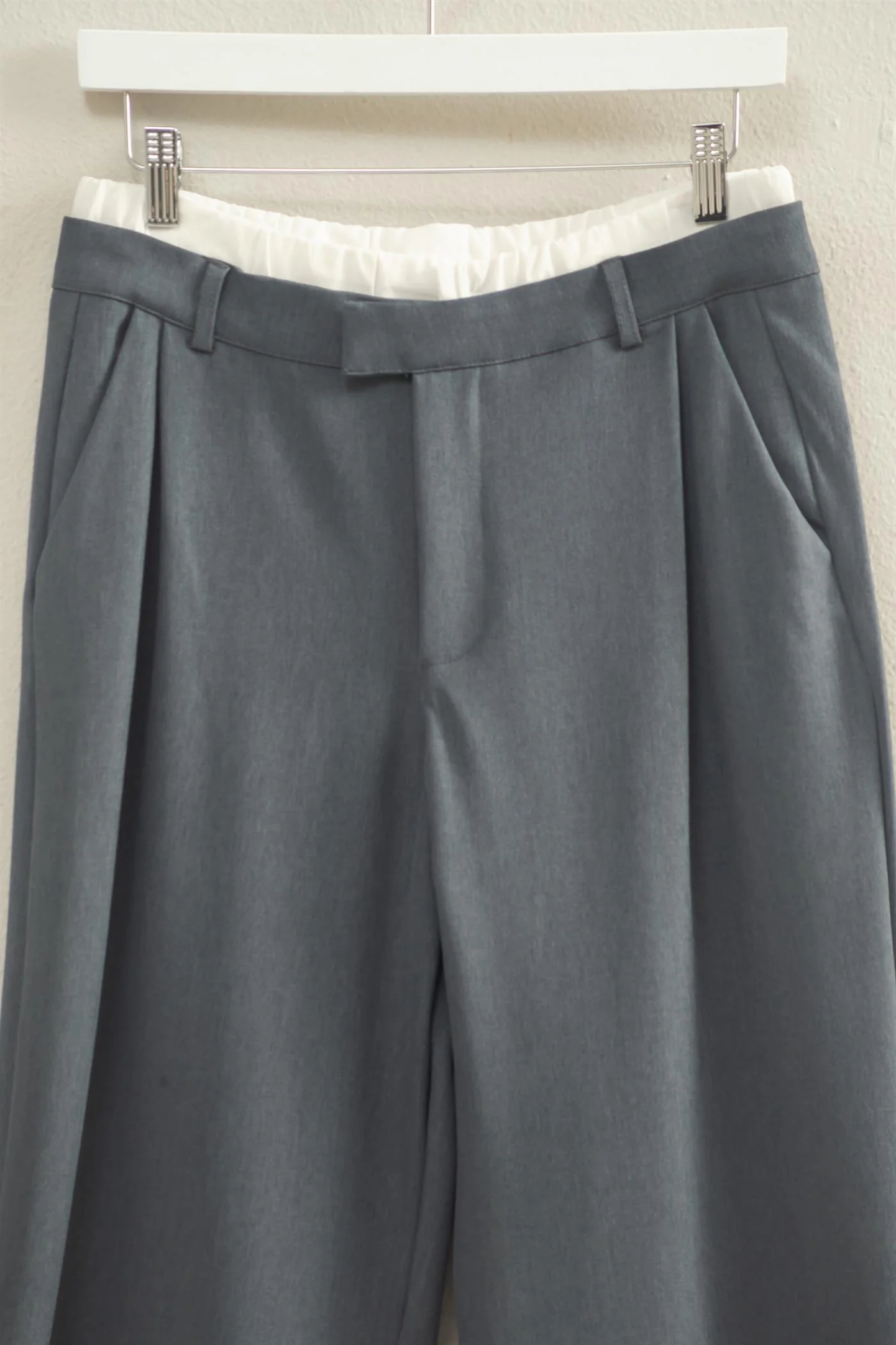 Pantalones de cintura alta con detalle de pliegues