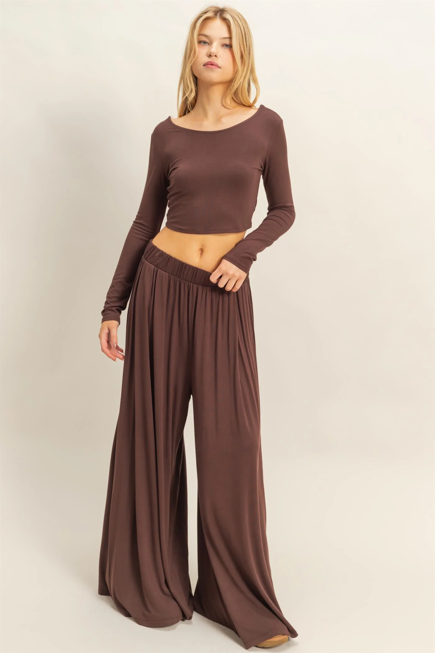 Conjunto de top corto de manga larga y pantalón largo