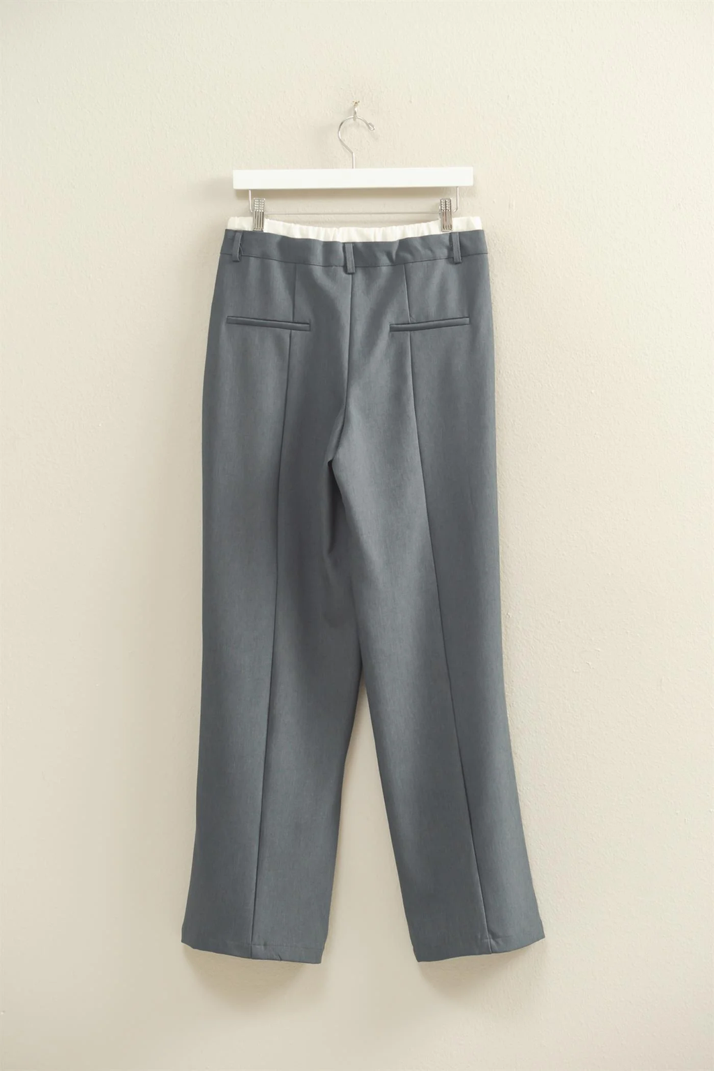 Pantalones de cintura alta con detalle de pliegues